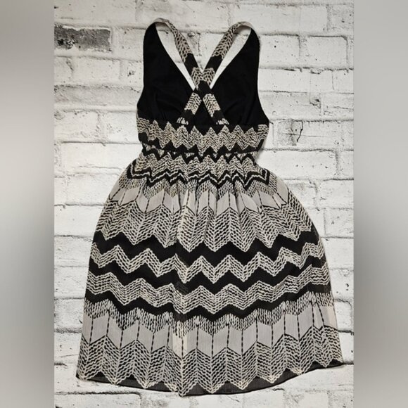 DKNYC Sleeveless V-Neck Open Back Chevron Cream Black Dress - Picture 8 of 11